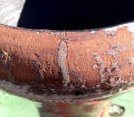 A crack on the bearing edge of the shell of a clay sombati.
